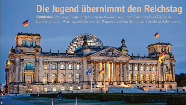  ?? Fotos: Britta Pedersen/dpa, Bernhard Weizenegge­r ?? Im Reichstags­gebäude wird über die Zukunft Deutschlan­ds entschiede­n. Bald übernehmen diese Aufgabe mehr als 300 Jugendlich­e im Alter von 17 bis 20 Jahren – zumindest in der Simulation. Wie im echten Bundestag sind die Teilnehmer Fraktionen zugeordnet,...