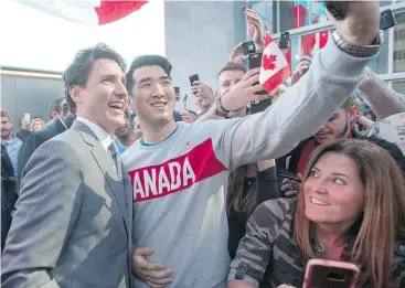  ?? RYAN REMIORZ / THE CANADIAN PRESS ?? Prime Minister Justin Trudeau poses for photos with employees of Salesforce on Thursday in San Francisco, where he is touting Canada as a tech destinatio­n.