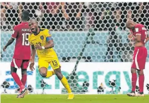  ?? FOTO: AP ?? Ecuadors Enner Valencia (gelbes Trikot) jubelt über seinen Treffer zum 2:0 beim WM-Auftakt gegen Gastgeber Katar.