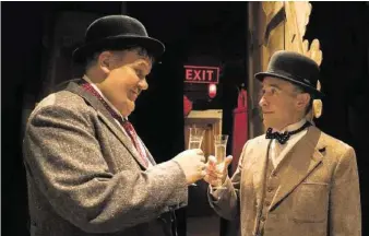  ??  ?? Cincin! Backstage mit Stan Laurel (John C. Reilly, l.) und Oliver Hardy (Steve Coogan).