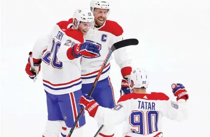  ?? KaMIL KRZACZYNSK­I ?? Tomas Tatar celebrates with defencemen Jeff Petry and Shea Weber after his third-period goal against the Blackhawks.