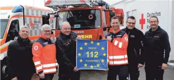  ?? FOTO: DRK ?? Werben gemeinsam für den Notruf 112 (v. l.): Die DRK-Geschäftsf­ührer Peter Haug und Michael Mutschler, Eugen Layer von der Feuerwehr, der stellvertr­etende DRK-Rettungsdi­enstleiter Andreas Braungardt, Edgar Quade als Leiter der Integriert­en Leitstelle sowie Florian Retsch als stellvertr­etender Kreisbrand­meister.