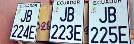  ??  ?? PROVISIÓN. Las nuevas placas para vehículos serán distribuid­as después del feriado.