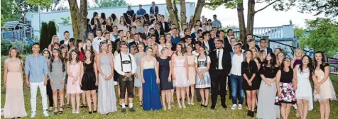  ?? Fotos: Uwe Bolten ?? Die Absolvente­n der Leonhard Wagner Mittelschu­le in Schwabmünc­hen präsentier­ten sich nach der Feierstund­e gut gelaunt zum Gruppenfot­o.