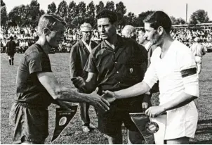  ?? Foto: privat ?? Vor dem Anstoß: Die Kapitäne Kurt Kobras (rechts) und Werner Olk bei der Platzwahl.