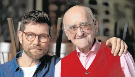  ?? FOTO: OLIVER BERG ?? Alfred Biolek und sein Adoptivsoh­n Scott Biolek-Ritchie, der ihm jetzt das Einkaufen abnimmt oder beim Arzt Rezepte abholt.Der ehemalige Talkmaster und Kochshow-Pionier (85) gehört zur Risikogrup­pe.