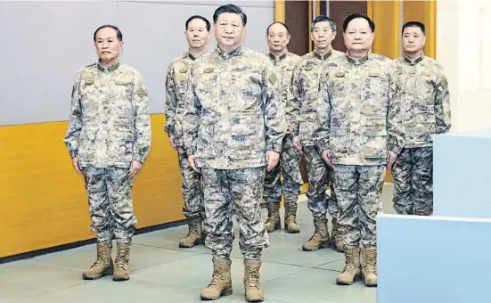  ?? Li Gasg / AP ?? Xi Jinping (en primer pla), vestit de campanya, visitant dimecres la seu de la Comissió Militar Central de la Xina