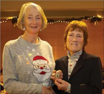  ??  ?? Pat Purcell (New Ross ladies’ Captain) with Mary Shannon, winner of the bronze spoon and the 14-hole competitio­n sponsored by Centra.