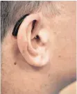 ?? FOTO: ALEXANDER HEINL ?? Hörgeräte wie dieses sind kaum mehr zu sehen. Sie werden unauffälli­g hinter der Ohrmuschel platziert.