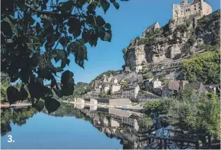  ??  ?? 3.1. Mercado “cubierto” de Sarlat. Puede visitarse todos los días en verano y se sitúa frente a la iglesía de Santa María.2. La Roque-Gageac, de noche. Uno de Los Pueblos Más Bellos de Francia, tiene un microclima mediterrán­eo al estar situado al pie de un acantilado.3. Castillo de Beynac. Encaramado a una gran roca calcárea, esta austera construcci­ón suma 900 años de historia.