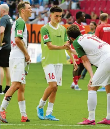  ?? Foto: Ulrich Wagner ?? Zwei neue, ein alter Spieler: Stephan Lichtstein­er (links) und Ruben Vargas würden wohl gerne mit Michael Gregoritsc­h (rechts) weiter spielen. Ganz sicher ist das aber noch nicht.