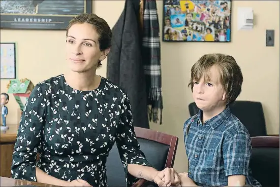  ??  ?? L’actriu en una escena de la pel·lícula amb Jacob Tremblay, l’altre gran protagonis­ta de
Wonder