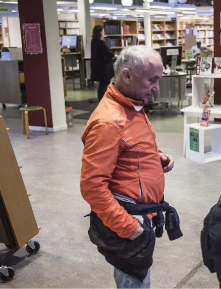  ??  ?? MÖTESPLATS. Nicolic Ilija, Saeed Mahammed och Jamal Plakic spelar schack tillsamman­s på Kortedala bibliotek.