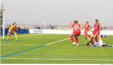  ?? FOTOS: M. HIDALGO ?? Varios lances del derbi andaluz que disputaron ayer el Sporting Huelva y el Sevilla, con triunfo onubense.