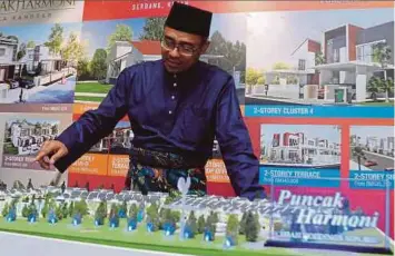  ?? PIC BY HALIM SALLEH ?? Bina Darulaman Bhd group managing director Datuk Izham Yusoff at the launch of two integrated township developmen­ts for Kedah during the Hari Raya open house in
Kuala Lumpur yesterday.