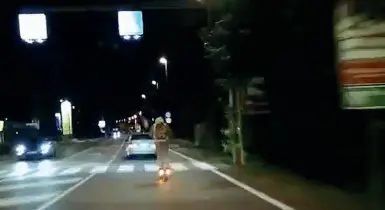  ??  ?? Il sorpasso
Nel frame l’attimo che precede il sorpasso a oltre 80 km all’ora dell’auto grigia