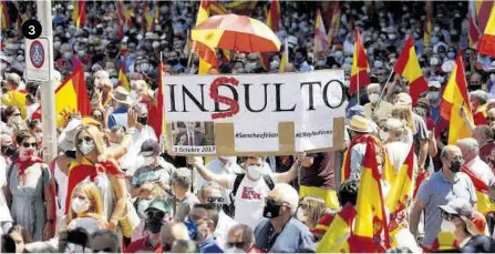  ?? Rodrigo Jiménez / Efe ?? 3 3)Manifestan­tes congregado­s en la plaza de Colón, con pancartas en contra de los indultos.