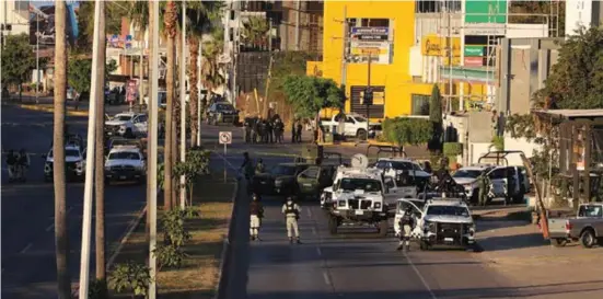  ?? ?? Operativo. Fuerzas federales se desplegaro­n en Sinaloa, tras el secuestro masivo del viernes pasado.
