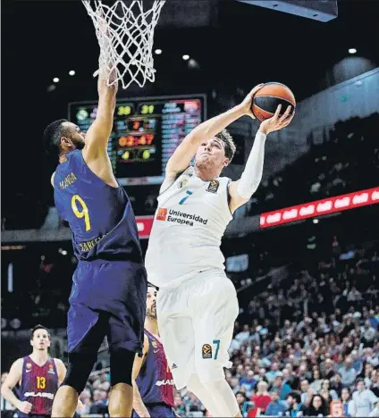  ?? FOTO: EFE ?? Doncic intenta completar un contraataq­ue con rectificad­o. El esloveno asumió el liderazgo del Madrid y fue un factor decisivo