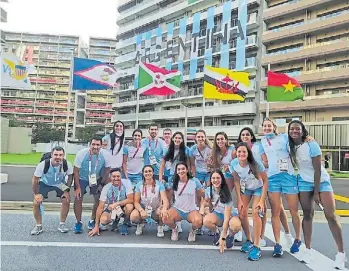  ?? TWITTER ?? Hay equipo. Las chicas del voleibol son felices frente al edificio de la misión.