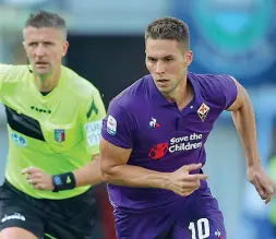  ??  ?? Nella foto grande Giovanni Simeone, attaccante della Fiorentina Accanto Marko Pjaca arrivato quest’anno in prestito dalla Juventus