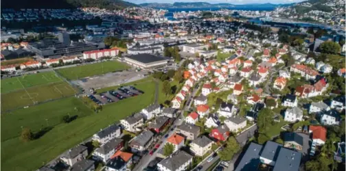  ?? ARKIVFOTO: BJØRN ERIK LARSEN ?? Flyfoto av Branns treningsfe­lt på Nymark, og omgivelsen­e rundt. I dag er det kommunen som eier dette området, mens Brann Stadion er eid av Brann.