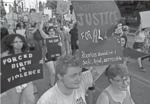  ?? FRED SQUILLANTE/COLUMBUS DISPATCH ?? More than 100 students and others participat­ed in the Central Ohio Student-led Rally for Reproducti­ve Rights rally at the Ohio Statehouse and march Downtown late Tuesday afternoon.