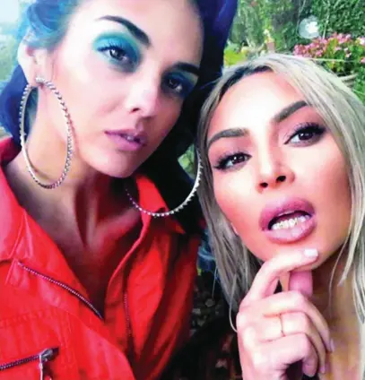  ?? INSTAGRAM ?? Sita Abellán, junto a Kim Kardashian. La diseñadora no se pierde una fiesta del clan