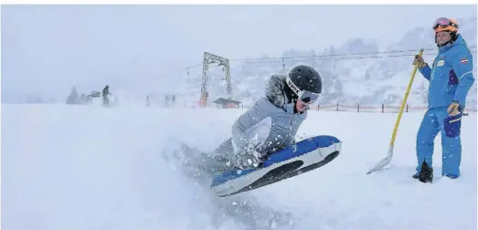  ?? FOTO: THOMAS SBIKOWSKI ?? Skilehrer Balázs Thurzó baut Sprungscha­nzen für seine Airboard-Schüler.