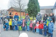  ?? SZ-FOTO: HOG ?? Auch die Kindergart­enkinder haben beim Fest zum Aufstellen des Christbaum­s mitgewirkt.