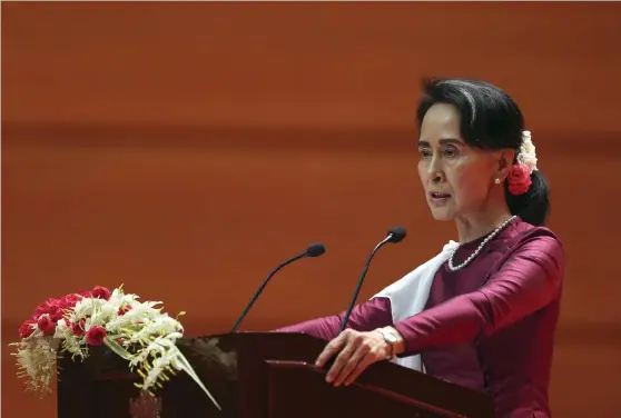  ?? Bild: AUNG SHINE/TT ?? KRITISERAT TAL. ”Vi kommer att återställa freden, lagen och ordningen i regionen”, säger Burmas ledare Aung San Suu Kyi, men valde att inte kritisera militärens insatser mot rohingyer.