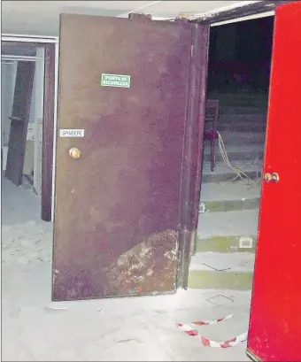  ??  ?? Sbarrate le porte Dalle quali di notte i disperati entravano nel Verdi per usarlo come bivacco (Foto Principi)