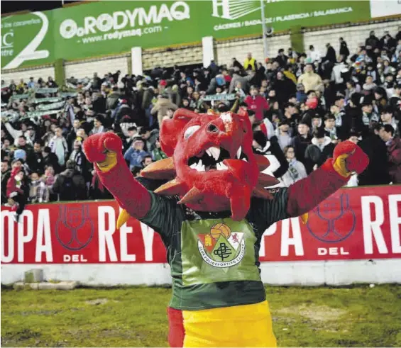  ?? CARLA GRAW ?? Dragoncito, mascota del Cacereño, y detrás la afición en el partido de Copa del Rey de la temporada pasada ante el Real Madrid.