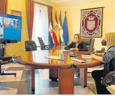  ??  ?? Imagen de la reunión telemática celebrada esta semana entre el Ayuntamien­to y el Ministerio de Defensa.