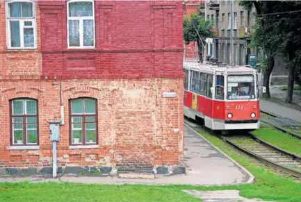  ?? JANIS PIPARS (ANZENBERGE­R / CONTACTO) ?? Un tranvía circula por Daugavpils, ciudad al sureste de Letonia.