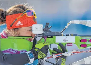  ?? FOTO: DPA ?? Laura Dahlmeier mit einem Anschütz-Gewehr im olympische­n Einzelrenn­en über 15 Kilometer.