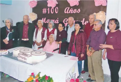  ??  ?? El 20 de agosto Bernarda Mayen recibió a sus 10 hijos, 55 nietos, 123 bisnietos y 25 tataraniet­os para festejar su centenario de vida y escuchar Las mañanitas.