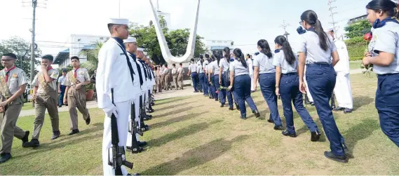  ?? SUNSTAR FOTO / ALLAN DEFENSOR ?? MEMORIAM. Young scouts offer flowers by the veterans marker at the Plaza Independen­cia during the celebratio­n of the 75th Araw ng Kagitingan.