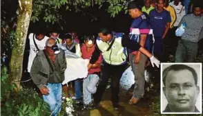  ??  ?? ANGGOTA polis mengusung jenazah Deris (gambar kecil) yang ditemui mati di atas bot ketika menahan joran di Sungai Delong.