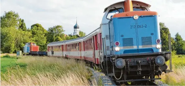  ?? Foto: Hubert Teichmann ?? Das Bild zeigt die Sonderzugg­arnitur bei der Einfahrt in Gessertsha­usen (im Hintergrun­d die Kirche von Dietkirch).