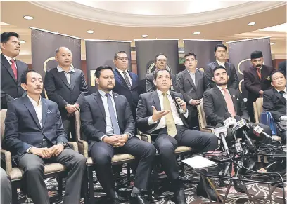  ?? — Gambar Bernama ?? MAKLUMAT: Hamidin (duduk tengah) ketika sidang media selepas mengadakan pertemuan dengan Ahli Gabungan Persatuan Bola Sepak Malaysia di Kuala Lumpur semalam.