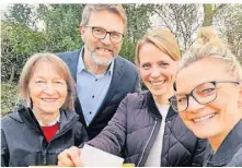  ?? FOTO: STALLTÜR AUF ?? Christa Röhrscheid (v.l.), Waldemar-Peter Kaiser und Carolin Puschmann übergaben die Spende an Verena Grips vom Verein Matchbox.