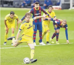  ?? // V. ENRICH ?? Al final el Cádiz se llevó de penalti un punto del Camp Nou y acabó con la racha del Barça