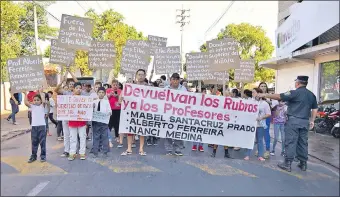  ??  ?? Padres, docentes y alumnos de la escuela San Pedro y San Pablo bloquean la calle Santa Rosa, frente a la supervisió­n.