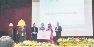  ??  ?? TAHNIAH: Penyampaia­n hadiah disempurna­kan oleh Maszlee.