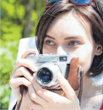  ?? FOTO: CHRISTIN KLOSE ?? Filmrolle statt Digitalsen­sor, und auf die Bilder muss man auch warten. Trotzdem finden immer wieder Menschen Spaß an der alten Art der Fotografie.