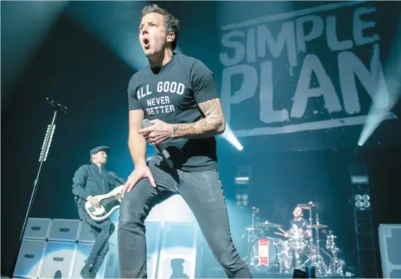  ??  ?? La formation Simple Plan a offert quelques pièces de son dernier album devant quelque 7700 personnes réunies hier soir Centre Bell.