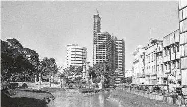  ??  ?? Peris took a walkabout in KL in 1976 and he photograph­ed Masjid Jamek, one of the oldest mosques in the city. The KL backdrop was still all blue skies back then.