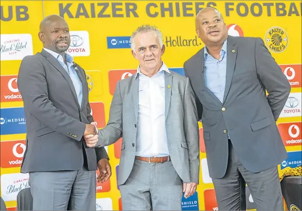  ?? Picture: GALLO IMAGES ?? NEW ADDITION: Coach Steve Komphela and football manager Bobby Motaung introduce their new technical advisor Rob Hutting to the media during the recent Kaizer Chiefs media briefing