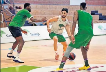  ??  ?? Francis Alonso durante un entrenamie­nto del Unicaja.